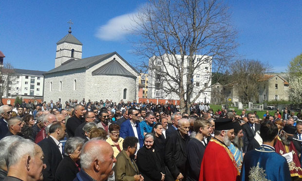 Отворена књига са 382 имена